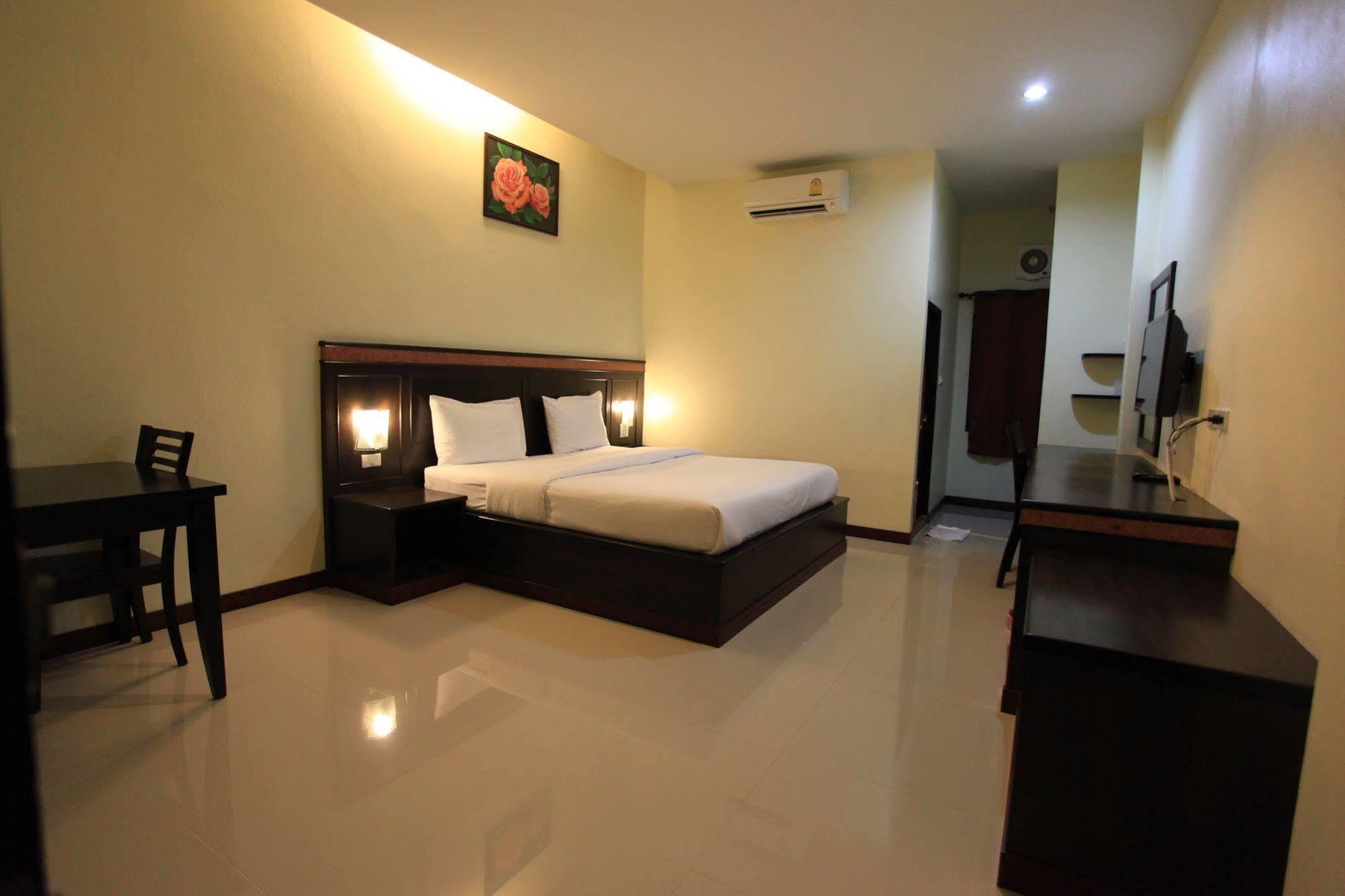 Room Place Chumpon Extérieur photo